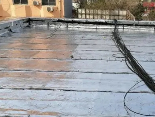望都县卫生间漏水维修公司分享下望都县屋面楼顶防水刚性防水层施工要点。